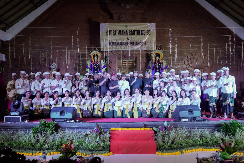 Apresiasi Semangat Generasi Muda, Sekda Adi Arnawa Potong Tumpeng di HUT ST. Wana Santhi Ke-33
